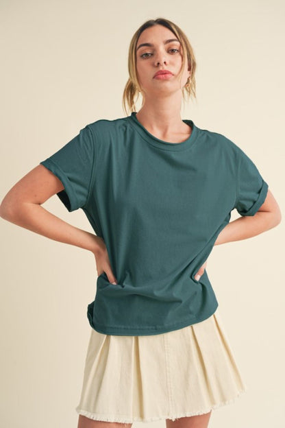 Casual round neck short sleeve t-shirt with exposed seam details, perfect for a relaxed and stylish look.