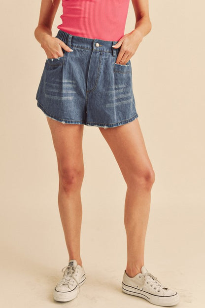 Trendy frayed hem denim shorts with an elastic waistband for a comfortable & casual summer look.