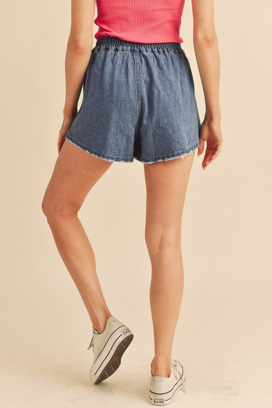 Trendy frayed hem denim shorts with an elastic waistband for a comfortable & casual summer look.