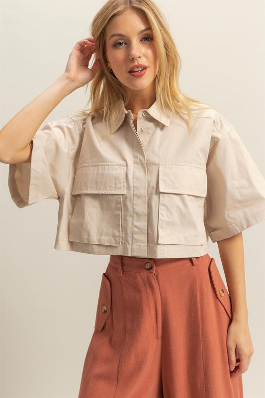 Front pockets poplin collared neck crop shirt with a classic yet trendy design.