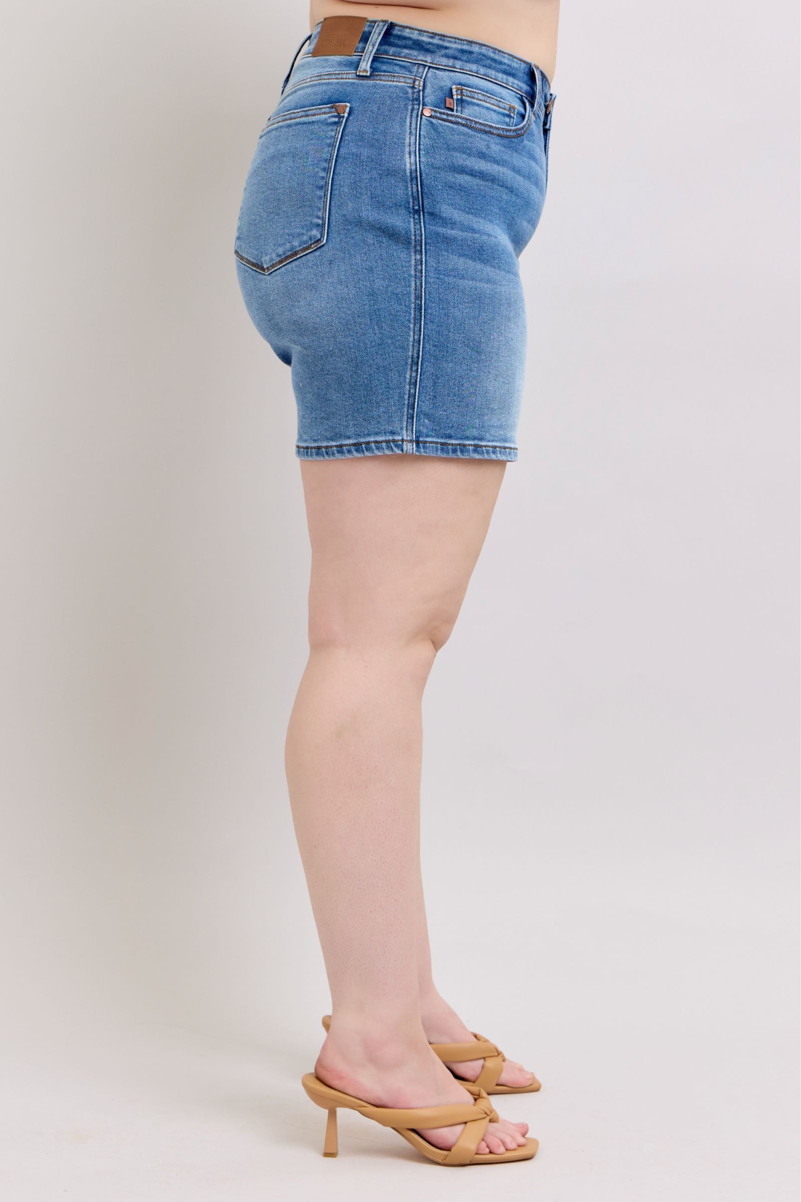 Full-size 2-button denim shorts with pockets, featuring a high-rise waist & moderate stretch for a comfortable & stylish summer look.