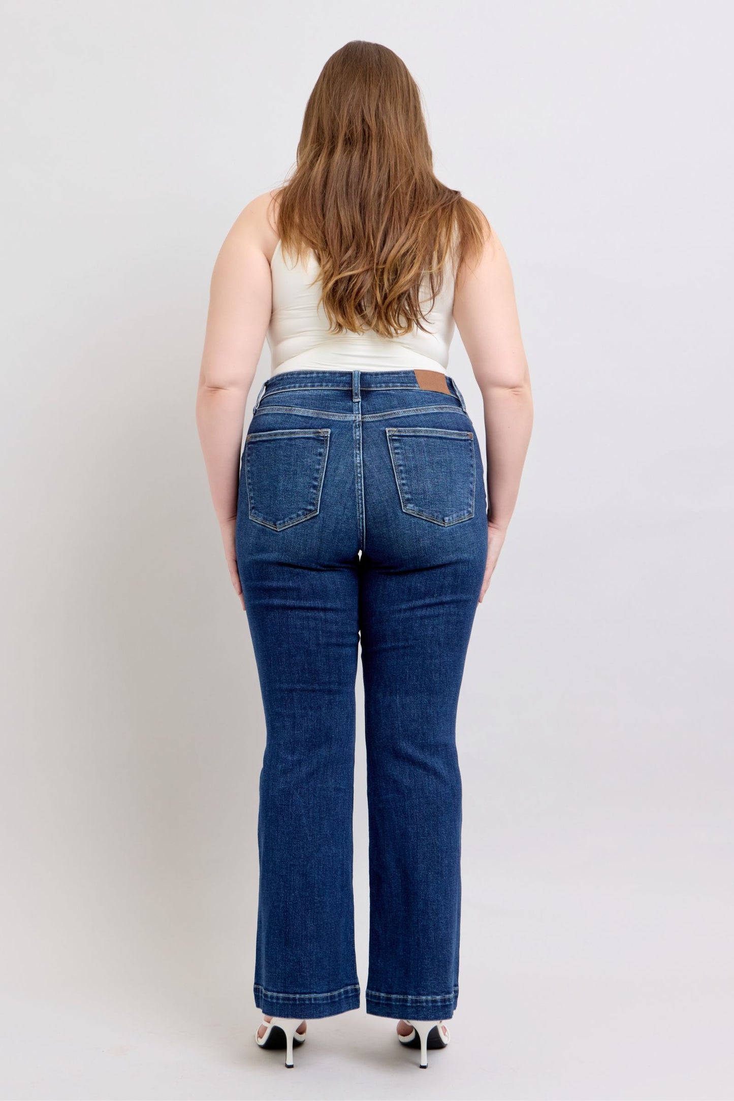 Stylish high-rise flare jeans with pockets, offering a flattering silhouette and retro-chic style.