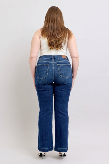 Stylish high-rise flare jeans with pockets, offering a flattering silhouette and retro-chic style.