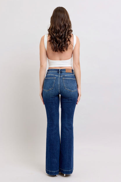 Stylish high-rise flare jeans with pockets, offering a flattering silhouette and retro-chic style.