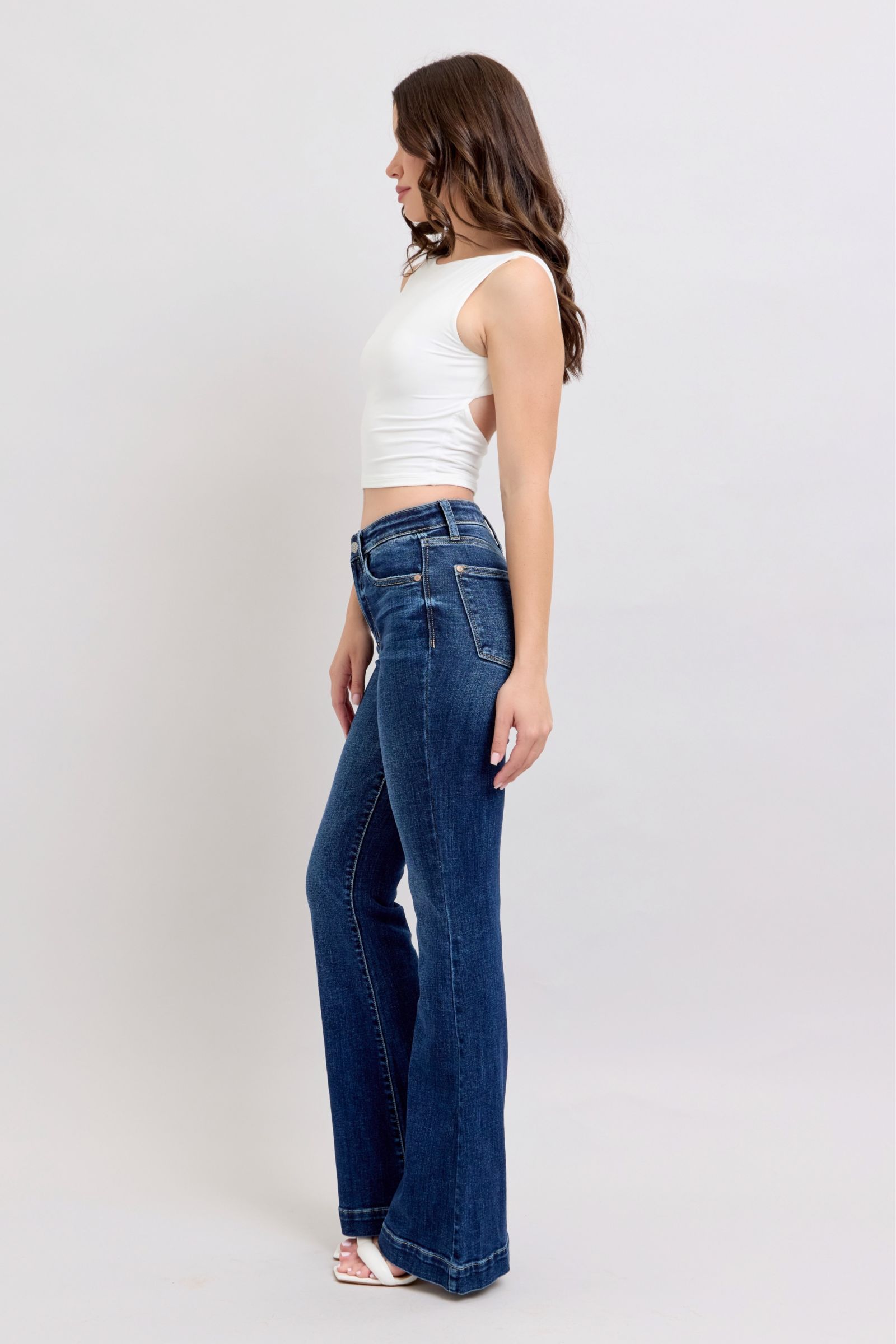 Stylish high-rise flare jeans with pockets, offering a flattering silhouette and retro-chic style.