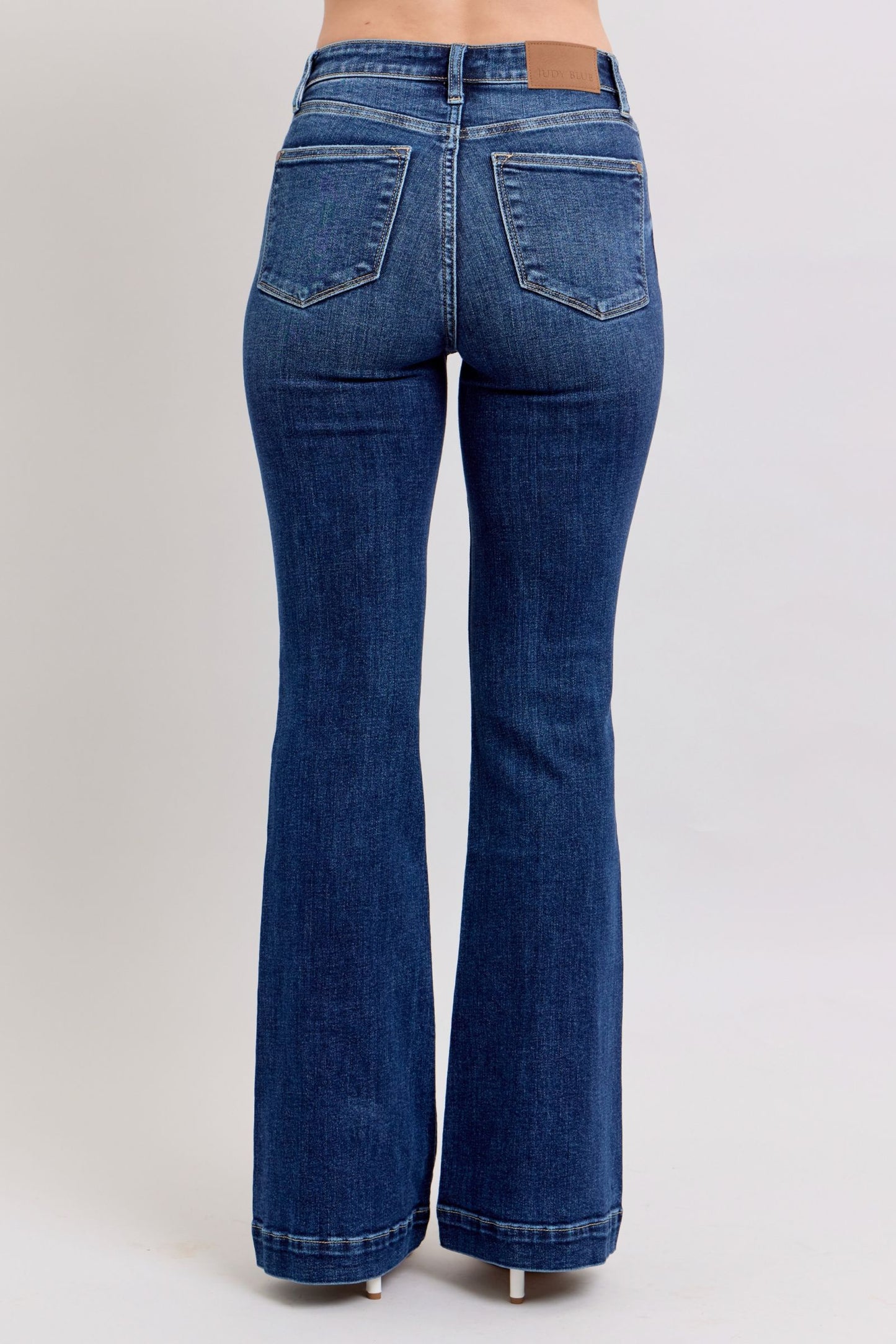 Stylish high-rise flare jeans with pockets, offering a flattering silhouette and retro-chic style.