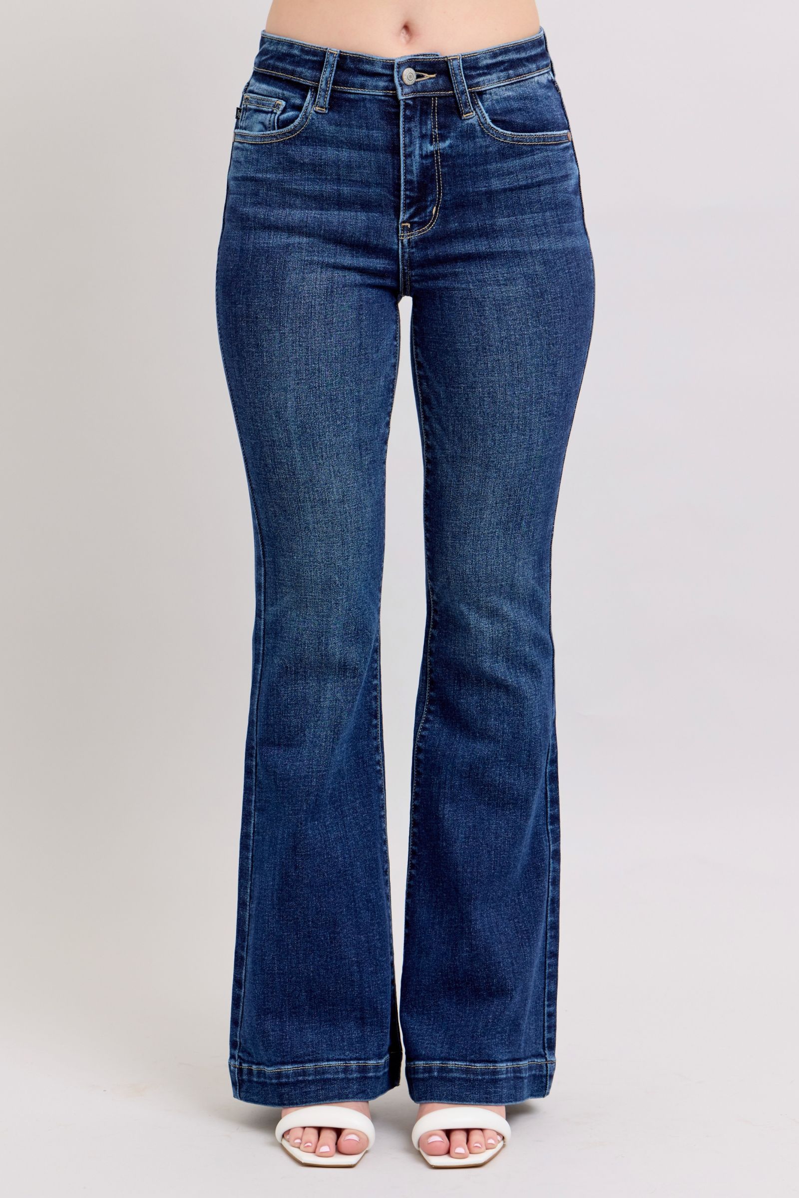 Stylish high-rise flare jeans with pockets, offering a flattering silhouette and retro-chic style.