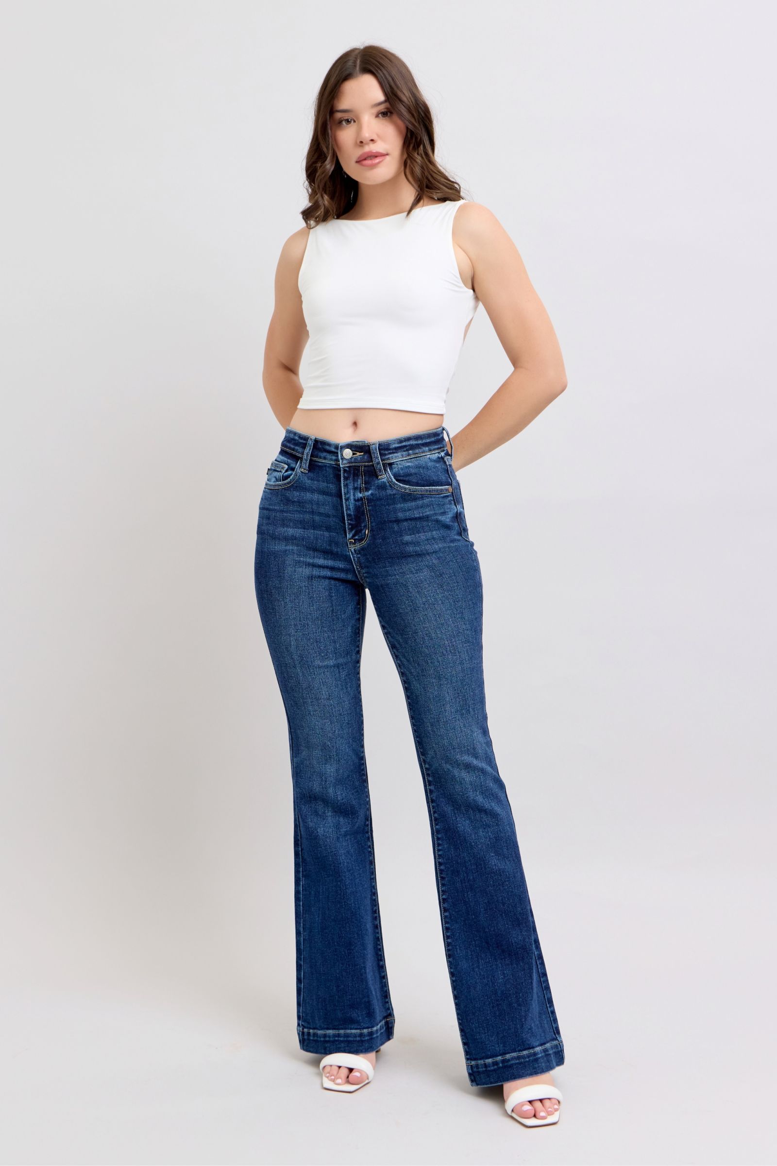 Stylish high-rise flare jeans with pockets, offering a flattering silhouette and retro-chic style.