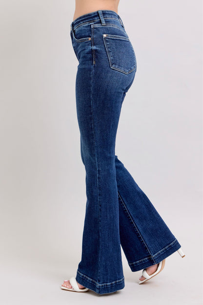 Stylish high-rise flare jeans with pockets, offering a flattering silhouette and retro-chic style.