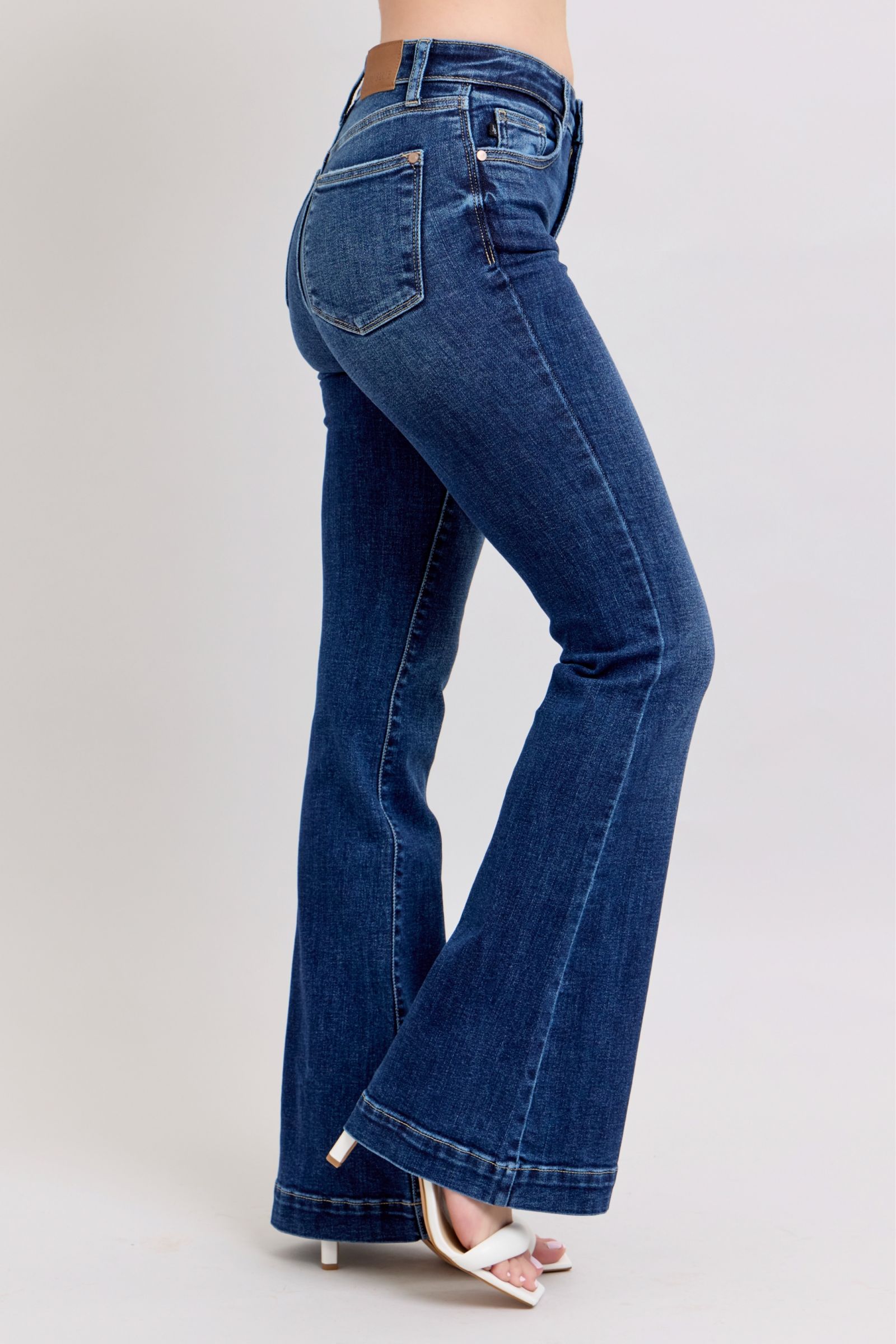 Stylish high-rise flare jeans with pockets, offering a flattering silhouette and retro-chic style.