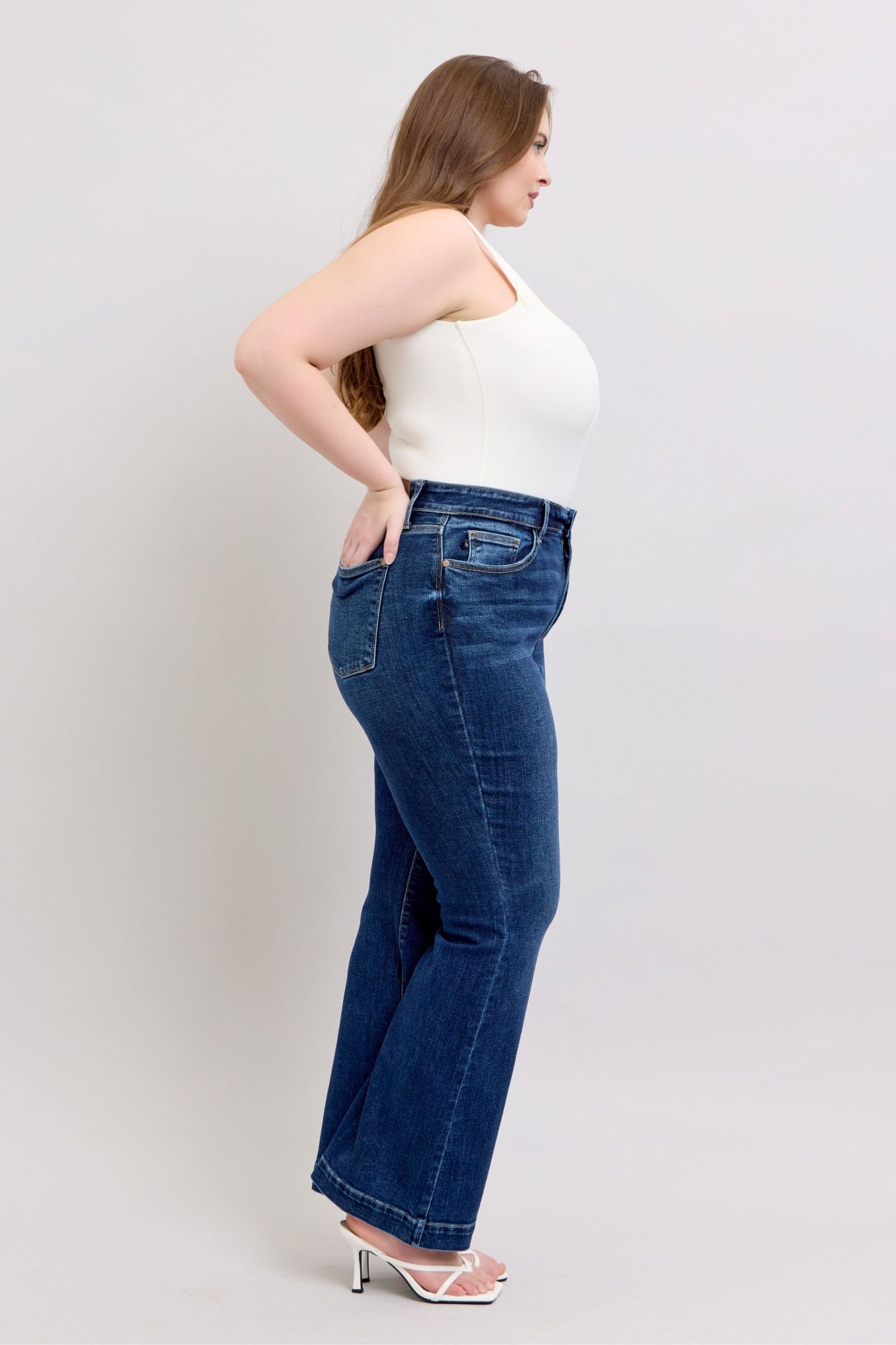 Stylish high-rise flare jeans with pockets, offering a flattering silhouette and retro-chic style.