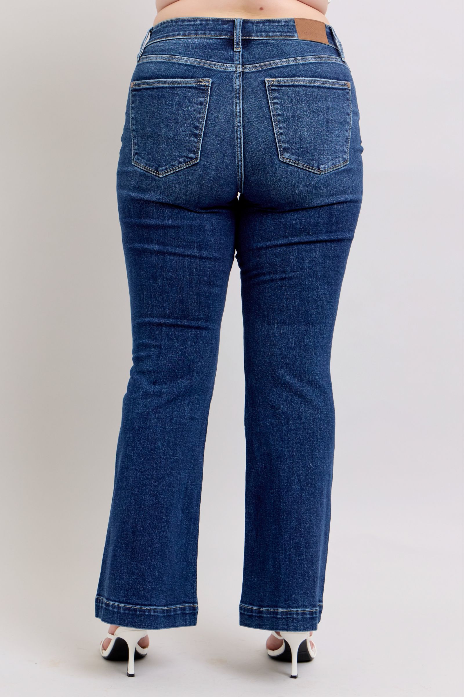 Stylish high-rise flare jeans with pockets, offering a flattering silhouette and retro-chic style.