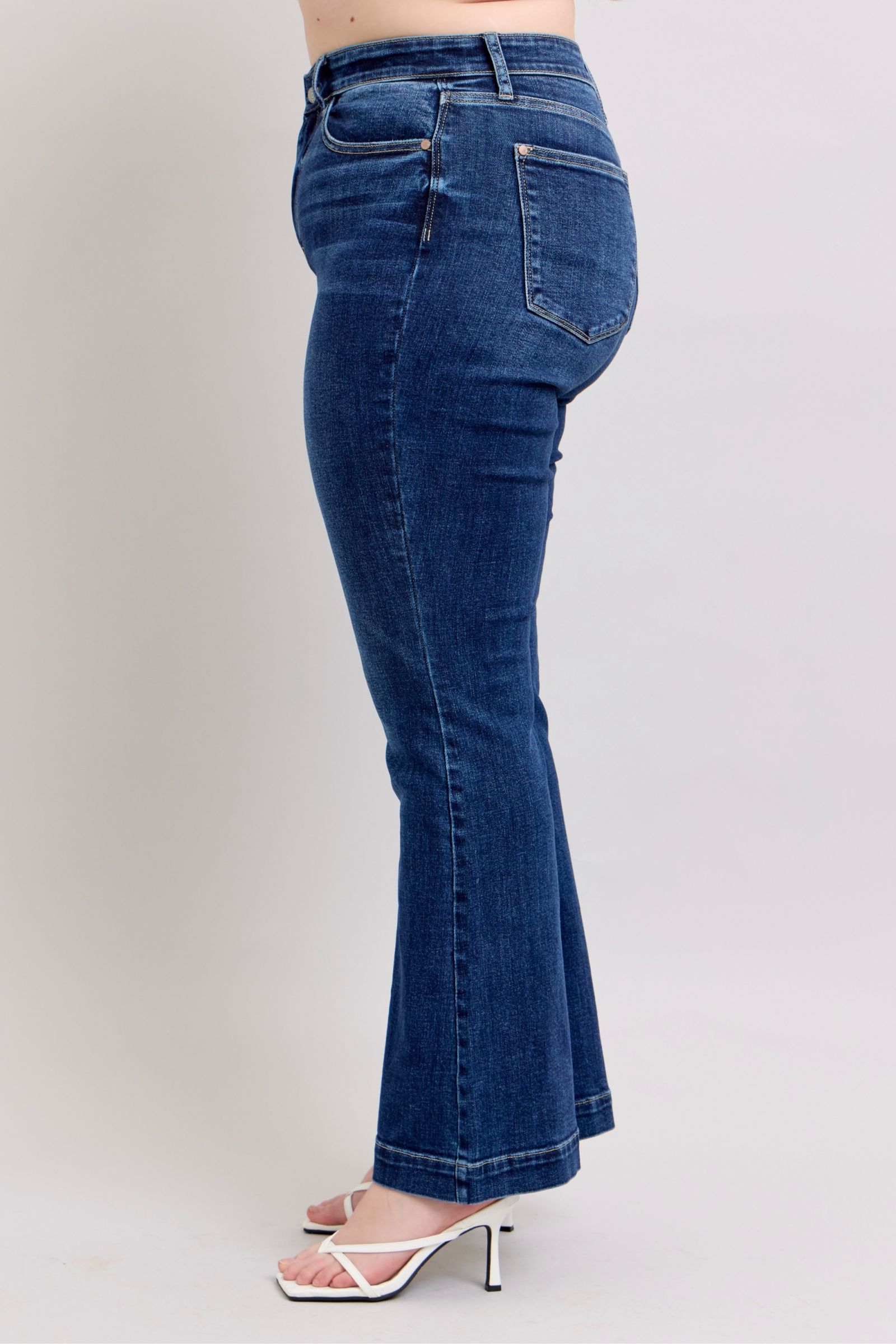 Stylish high-rise flare jeans with pockets, offering a flattering silhouette and retro-chic style.