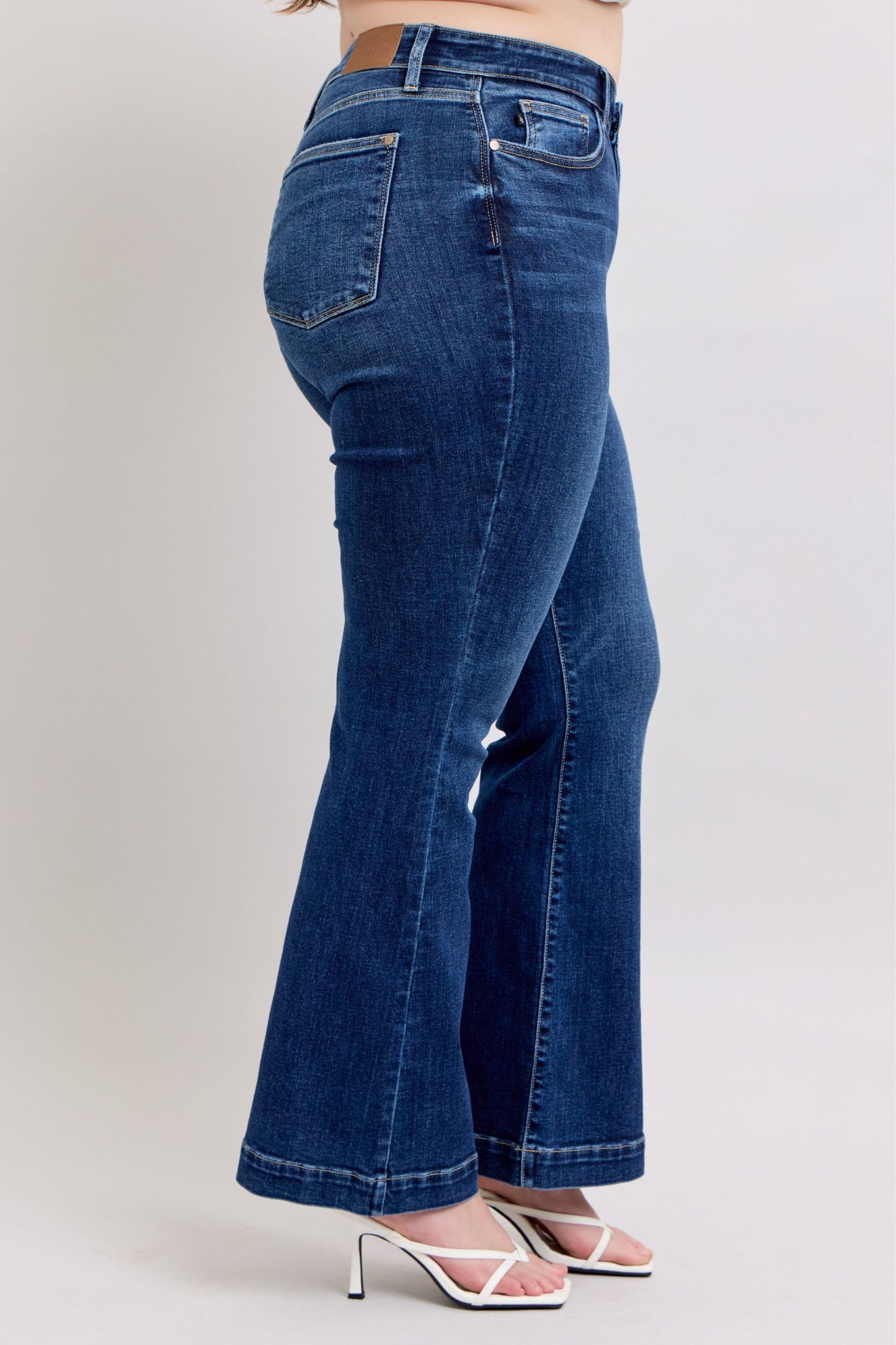 Stylish high-rise flare jeans with pockets, offering a flattering silhouette and retro-chic style.