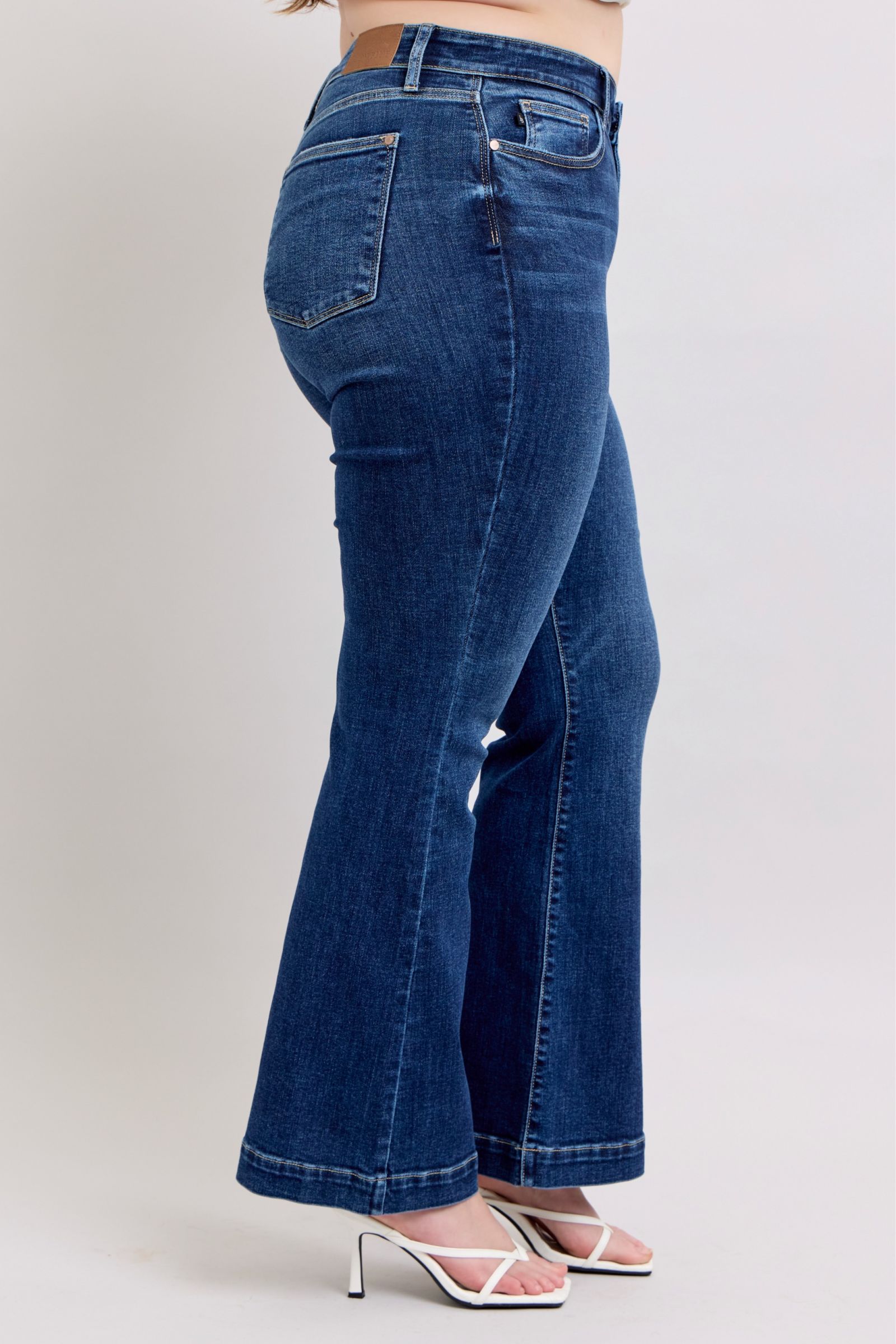 Stylish high-rise flare jeans with pockets, offering a flattering silhouette and retro-chic style.