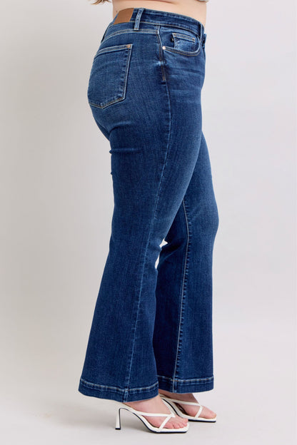 Stylish high-rise flare jeans with pockets, offering a flattering silhouette and retro-chic style.