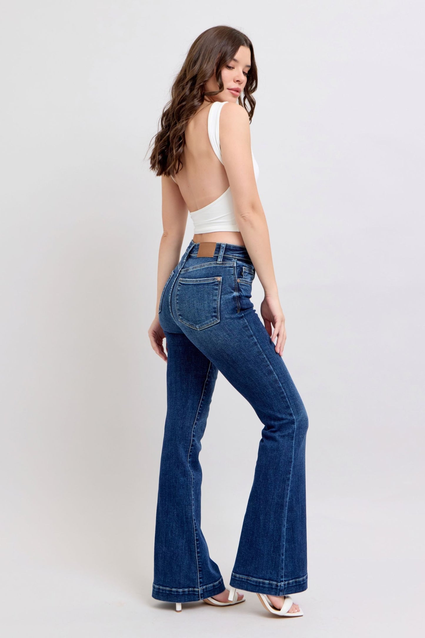 Stylish high-rise flare jeans with pockets, offering a flattering silhouette and retro-chic style.