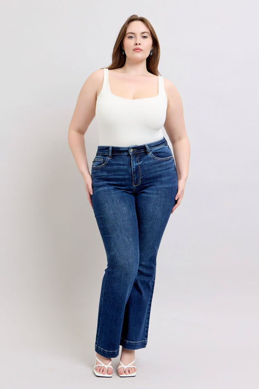 Stylish high-rise flare jeans with pockets, offering a flattering silhouette and retro-chic style.