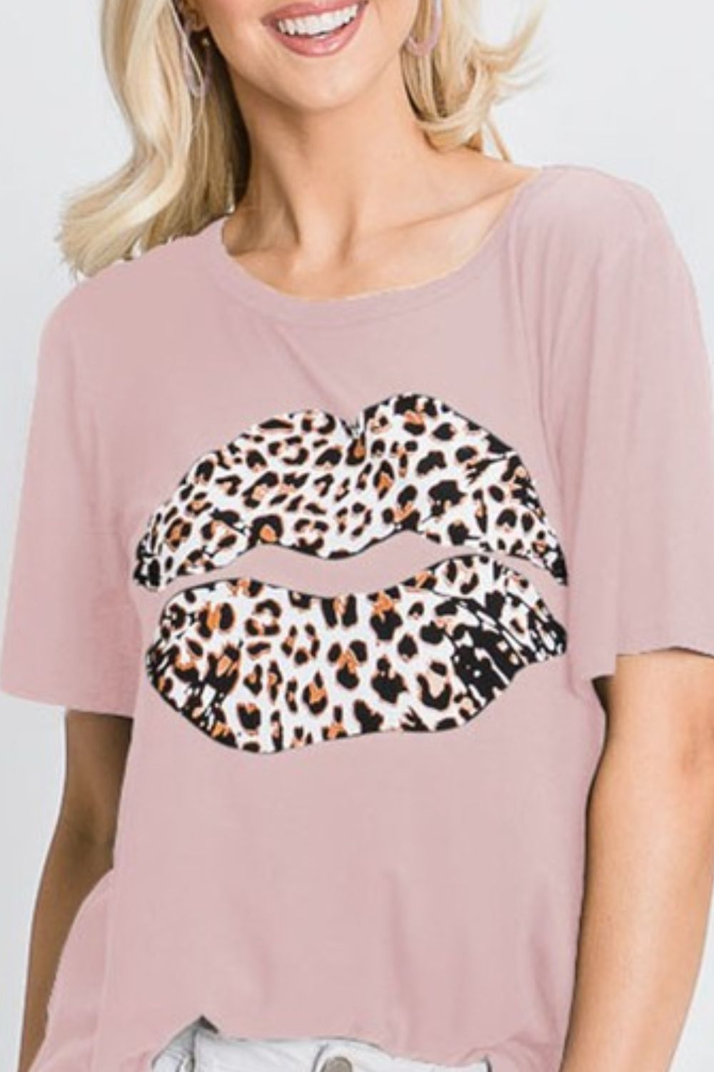 Women's full-size leopard lip round neck short sleeve t-shirt – bold and trendy plus-size fashion