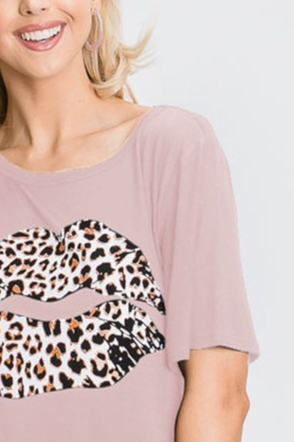 Women's full-size leopard lip round neck short sleeve t-shirt – bold and trendy plus-size fashion