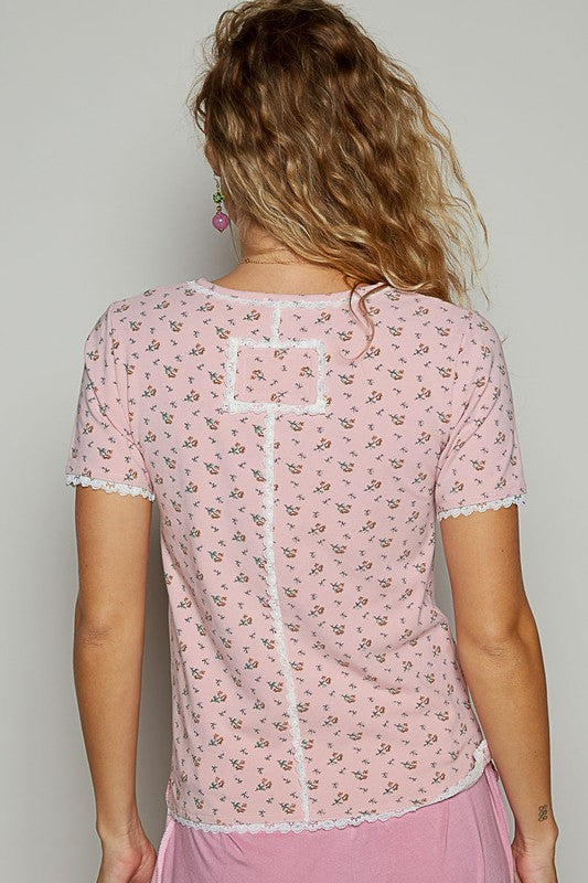 Women's floral V-neck short sleeve t-shirt with lace and button details – stylish and feminine