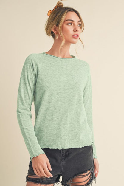 Women's lettuce hem t-shirt with raglan sleeves and round neck – casual and trendy design