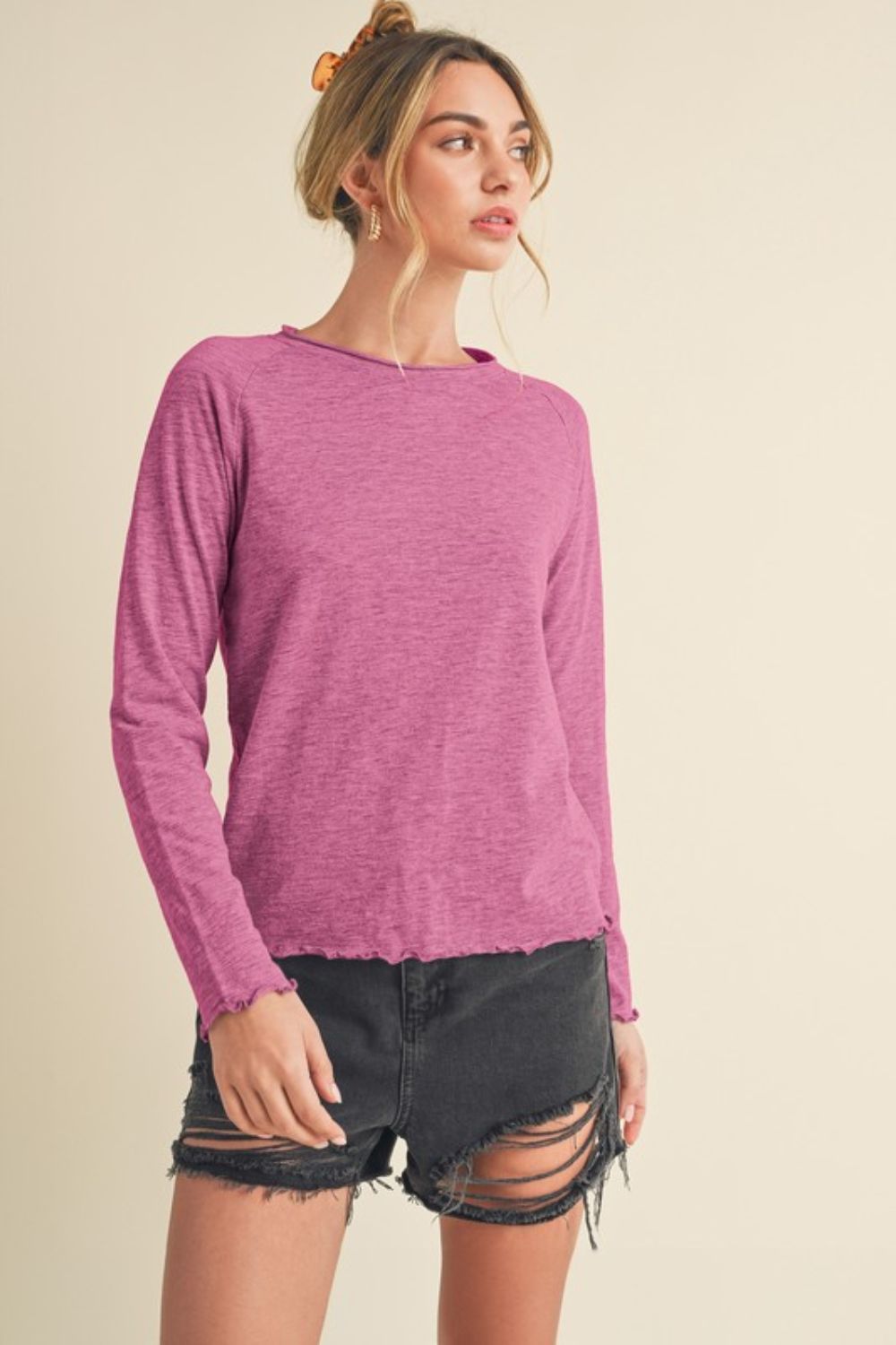 Stylish round neck raglan sleeve t-shirt with a unique lettuce hemline, perfect for a casual and chic look.