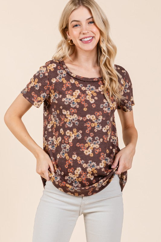 Lightweight floral print t-shirt with a round neckline and short sleeves, perfect for casual and effortless styling.