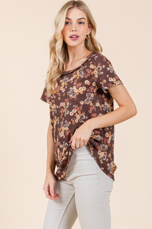 Lightweight floral print t-shirt with a round neckline and short sleeves, perfect for casual and effortless styling.