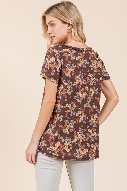 Lightweight floral print t-shirt with a round neckline and short sleeves, perfect for casual and effortless styling.