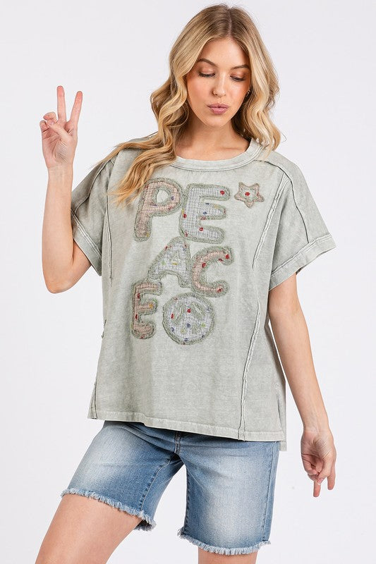 Women's PEACE round neck short sleeve t-shirt – casual and expressive everyday wear