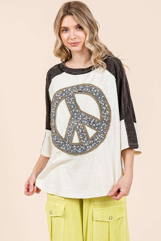 Women's peace sign patch mineral washed t-shirt – retro and casual vintage vibe