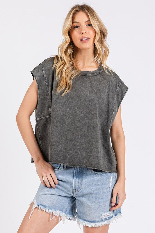 Women's round neck cap sleeve t-shirt – classic and effortless wardrobe essential