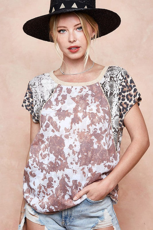 Bold round neck short sleeve t-shirt featuring a striking leopard and snakeskin print for a trendy, fashion-forward look.