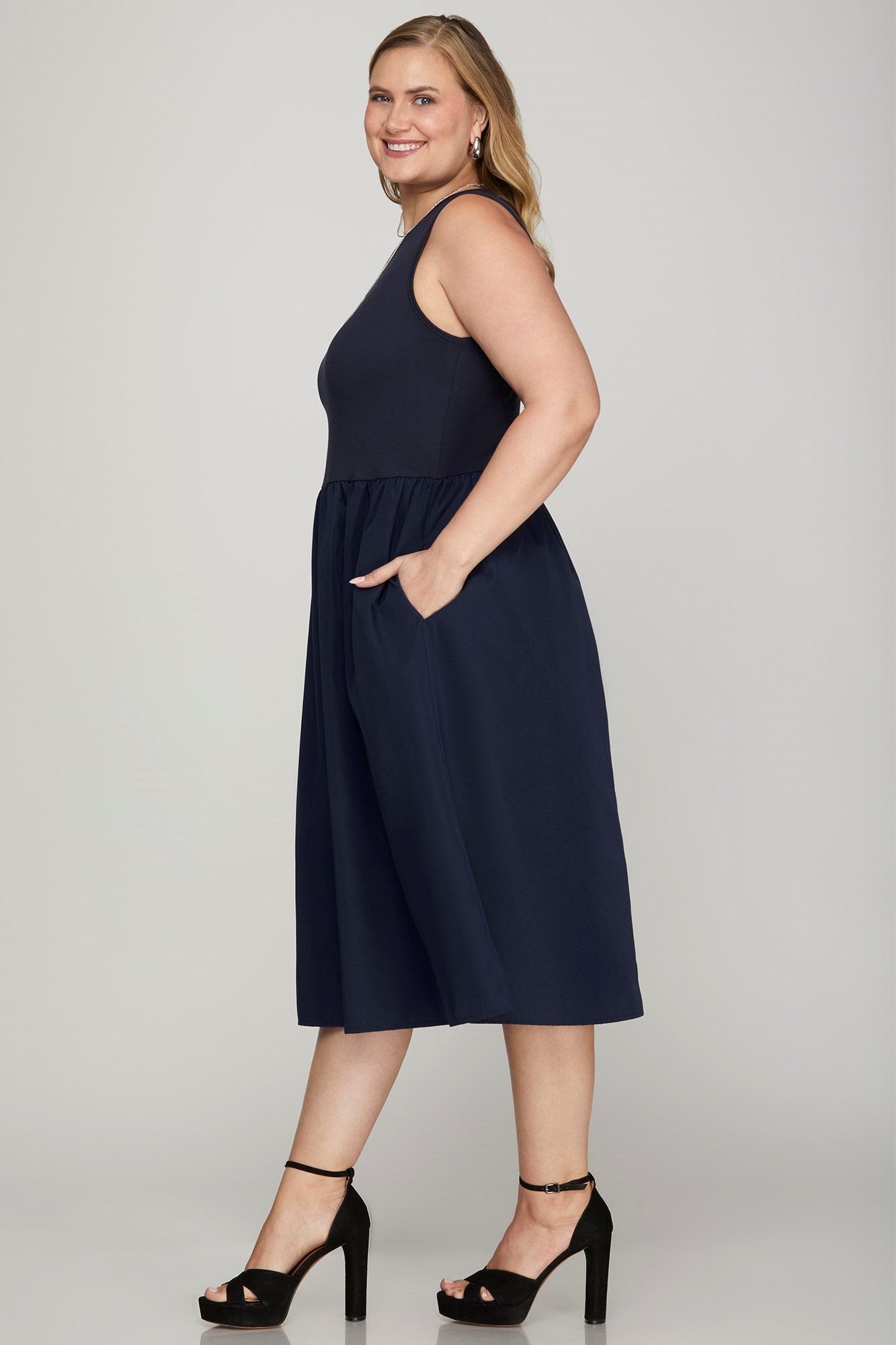 Chic sleeveless poplin midi dress with pockets, featuring a flattering A-line silhouette for effortless summer style.