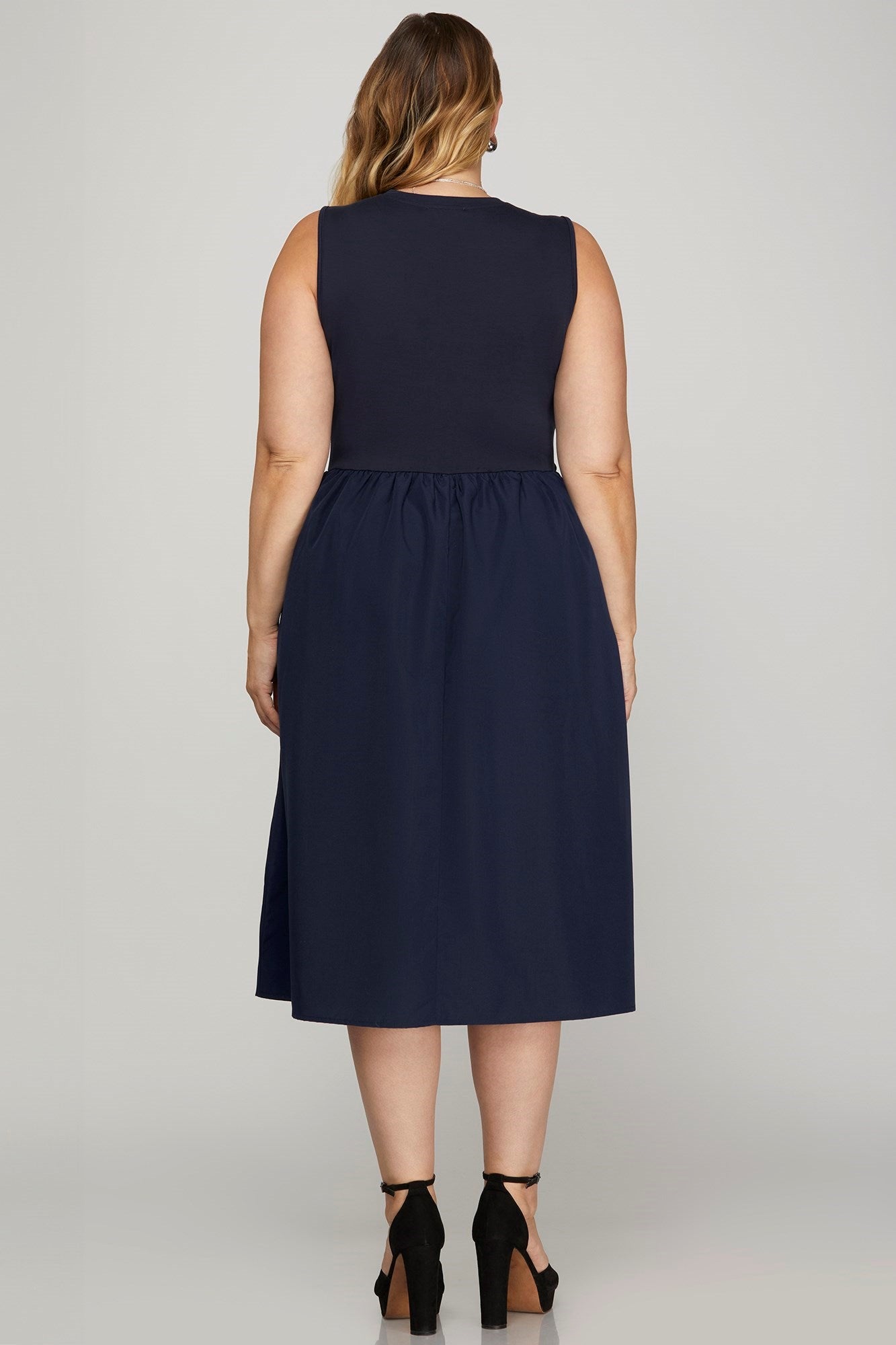 Chic sleeveless poplin midi dress with pockets, featuring a flattering A-line silhouette for effortless summer style.